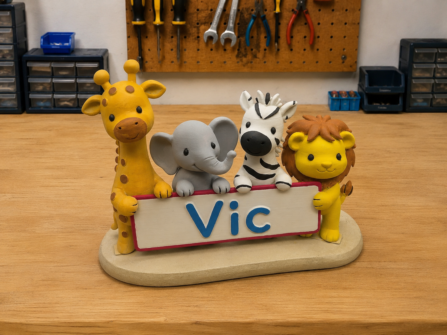 Gepersonaliseerd naambordje met dierenbeeldjes — Vic